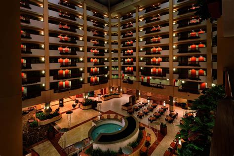 Embassy Suites by Hilton .